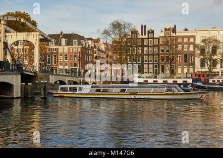 Bateau Canal tours voyager dans l'Magere Brug (pont maigre) un piéton location bascule bridge sur la rivière Amstel, Amsterdam, Pays-Bas Banque D'Images