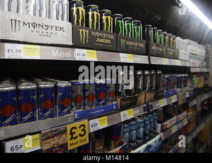 Étagères de boissons énergisantes en vente dans un magasin Tesco à Londres, comme la chaîne de supermarchés a annoncé des plans de cesser de vendre des boissons énergisantes aux moins de 16 ans. Banque D'Images