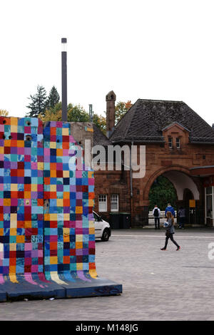 Giessen, ALLEMAGNE - 30 septembre 2017 : sections peintes de couleurs vives et des segments du mur de Berlin se tenir sur le parvis de la gare principale de Gießen Banque D'Images