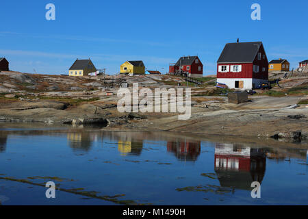 Maisons en bois coloré sur les rives de la baie de Disko, l'ouest du Groenland Banque D'Images