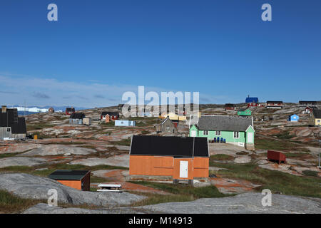 Maisons en bois coloré sur les rives de la baie de Disko, l'ouest du Groenland Banque D'Images