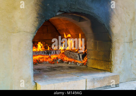 Aperçu sur un feu de bois four avant la pizza vient dans Banque D'Images