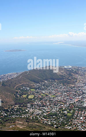 Vue sur Signal Hill, Cape Town Stadium et Robben Island du haut de Table Mountain, Cape Town, Western Cape, Afrique du Sud. Banque D'Images