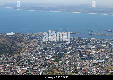 Vue du centre ville de Cape Town, base de Signal Hill, V&A Waterfront, port et le stade du haut de Table Mountain, Western Cape, Afrique du Sud. Banque D'Images