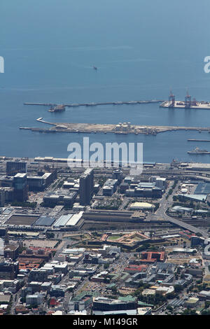 Vue sur le cap de la Gare, Port, Nelson Mandela Blvd et F W De Klerk Blvd du haut de Table Mountain, Western Cape, Afrique du Sud. Banque D'Images