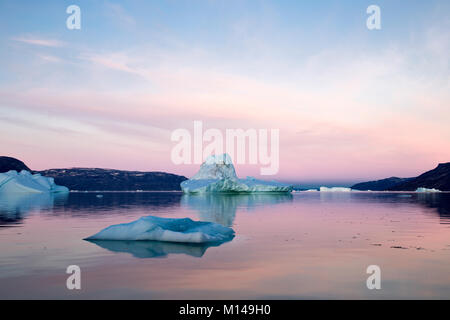 Iceberg au soleil de minuit, Ilulissat, le glacier Jakobshavn, la baie de Disko. Groenland Banque D'Images