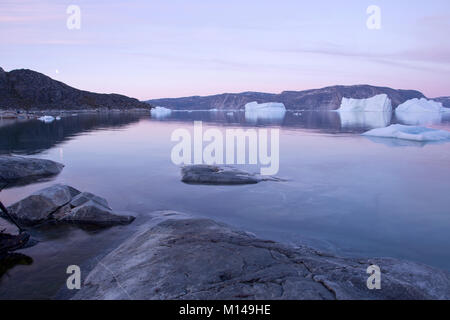 Iceberg au soleil de minuit, Ilulissat, le glacier Jakobshavn, la baie de Disko. Groenland Banque D'Images