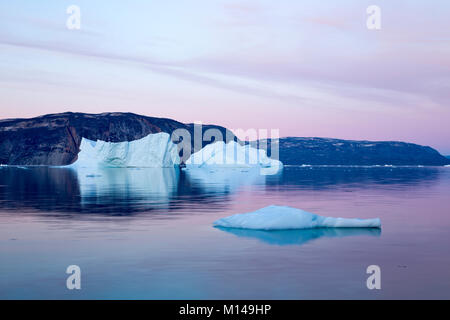 Iceberg au soleil de minuit, Ilulissat, le glacier Jakobshavn, la baie de Disko. Groenland Banque D'Images