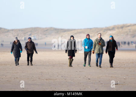 100s de personnes sont descendues dans les plages de Camber Sands pour profiter d'une belle journée au soleil. Les gens ont été vus à cheval, randonnée pédestre les chiens et sautant par-dessus les cours d'eau sur la plage. Doté d''atmosphère : où : Camber Sands, Royaume-Uni Quand : 26 Déc 2017 Crédit : WENN.com Banque D'Images