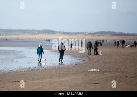 100s de personnes sont descendues dans les plages de Camber Sands pour profiter d'une belle journée au soleil. Les gens ont été vus à cheval, randonnée pédestre les chiens et sautant par-dessus les cours d'eau sur la plage. Doté d''atmosphère : où : Camber Sands, Royaume-Uni Quand : 26 Déc 2017 Crédit : WENN.com Banque D'Images