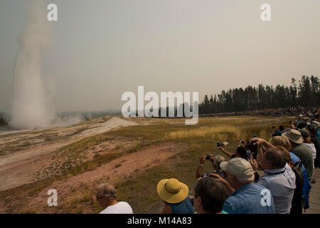 Le 7 septembre 2017, l'Old Faithful Geyser éclate pour une galerie d'éclairage. Banque D'Images