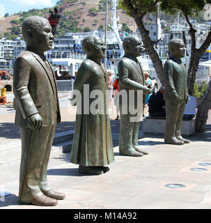 Tous les quatre prix de statues dans le prix Nobel Monument Carré, V&A Waterfront, Cape Town, Western Cape, Afrique du Sud. Banque D'Images