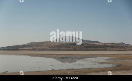 Prises de la Davis Comté Causway, Antelope Island se reflète sur le Grand Lac Salé, Utah, USA Banque D'Images