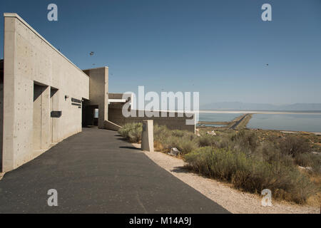 L'approche au visitor center à Antelope Island sur le Grand Lac Salé, avec le Comté de Davis Causeway en arrière-plan. Banque D'Images