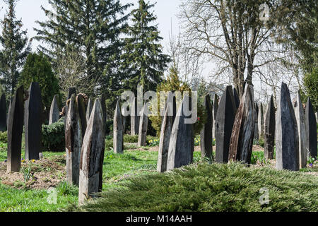 Cimetière historique en Hongrie avec une grave-marqueurs, fait de bois, ressemble à un bateau. Banque D'Images