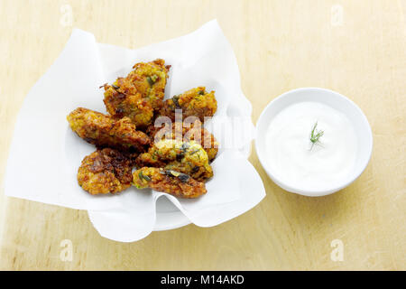 Beignets de courgettes grecque avec tzatziki Banque D'Images