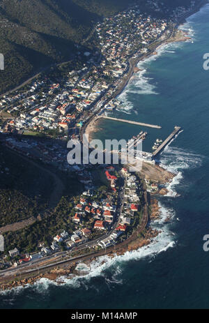 Vue d'hélicoptère de Kalk Bay, Western Cape, Afrique du Sud. Banque D'Images