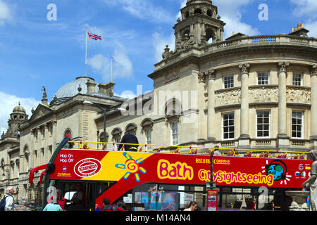 Bath, Royaume-Uni - 19th juin 2011 : visiteurs sur un bus à toit ouvert en plein soleil d'été dans la ville de Bath, Somerset, Royaume-Uni. Bath est un site classé au patrimoine mondial de l'UNESCO célèbre pour son architecture qui attire les visiteurs toute l'année. Banque D'Images