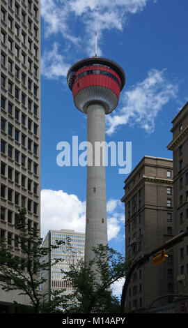 Calgary Tower, une tour d'observation permanent au centre-ville de Calgary, Alberta, Canada Banque D'Images