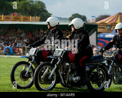 Casque blanc stunt riders Chatsworth Country Fair 2017 Angleterre Derbyshire Banque D'Images