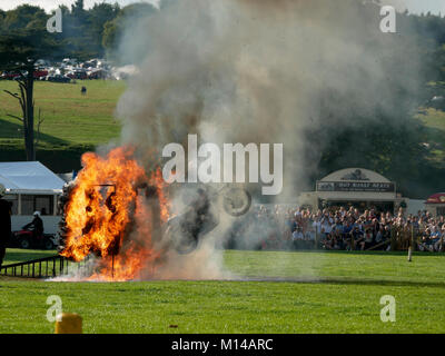 Casque blanc stunt riders Chatsworth Country Fair 2017 Angleterre Derbyshire Banque D'Images