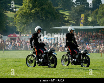 Casque blanc stunt riders Chatsworth Country Fair 2017 Angleterre Derbyshire Banque D'Images