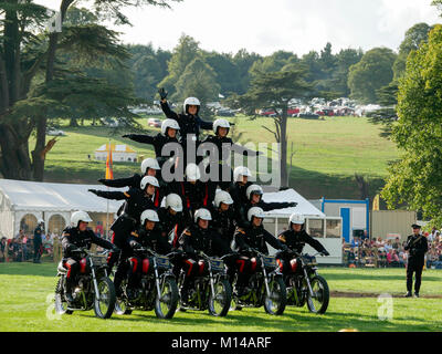 Casque blanc stunt riders Chatsworth Country Fair 2017 Angleterre Derbyshire Banque D'Images