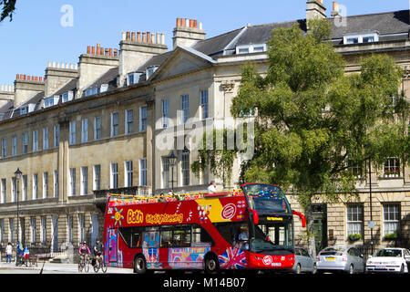 Bath, Royaume-Uni - 19th juin 2011 : visiteurs sur un bus à toit ouvert en plein soleil d'été dans la ville de Bath, Somerset, Royaume-Uni. Bath est un site classé au patrimoine mondial de l'UNESCO célèbre pour son architecture. Banque D'Images