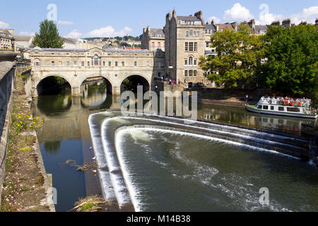 Bath, Royaume-Uni - 3rd juillet 2011 : un bateau de voyage plein de touristes près du pont historique de Pulteney sur la rivière Avon, Bath, Royaume-Uni. Bath est un site classé au patrimoine mondial de l'UNESCO célèbre pour son architecture. Banque D'Images