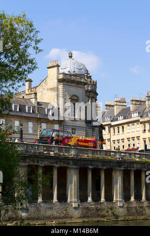 Bath, Royaume-Uni - 3rd juillet 2011 : un bus rouge vif à toit ouvert traverse le centre de la ville historique de Bath, Somerset, Royaume-Uni. Bath est un site classé au patrimoine mondial de l'UNESCO célèbre pour son architecture. Banque D'Images