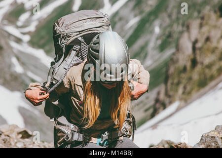 Femme avec sac à dos en randonnée dans les montagnes de vie sain voyage adventure concept active summer vacations de sport d'escalade extérieur Banque D'Images