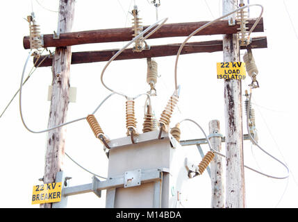Close-up du pylône de l'électricité en bois montrant transformateur, isolants et disjoncteur 22 kV et l'isolateur contre ciel nuageux, à Zebula, Bela-Bela (Warmbath Banque D'Images