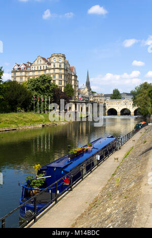 Bath, Royaume-Uni - 3rd juillet 2011 : des femmes assises sous le soleil d'été à côté des bateaux colorés amarrés sur la rivière Avon, près du centre-ville de Bath, Somerset, Royaume-Uni. Bath est un site classé au patrimoine mondial de l'UNESCO célèbre pour son architecture. Banque D'Images