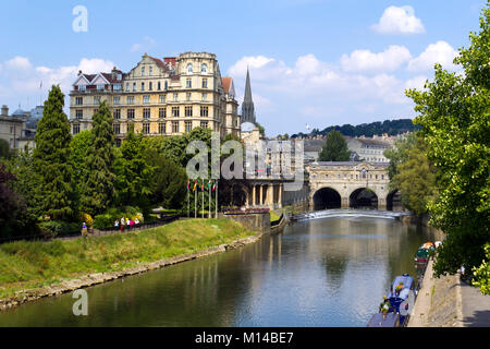 Bath, Royaume-Uni - 3rd juillet 2011 : des femmes assises sous le soleil d'été à côté des bateaux colorés amarrés sur la rivière Avon, près du centre-ville de Bath, Somerset, Royaume-Uni. Bath est un site classé au patrimoine mondial de l'UNESCO célèbre pour son architecture. Banque D'Images