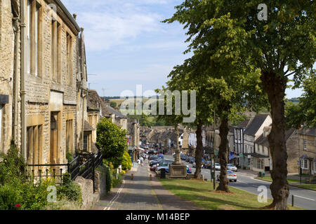 Burford, Oxfordshire, UK - 5 juillet 2011 : une variété de styles architecturaux de la rue principale de ligne occupée avec les visiteurs, Burford, Oxfordshire, UK. B-1541 a été classé parmi "Europe's plus idylliques Places to Live'. Banque D'Images