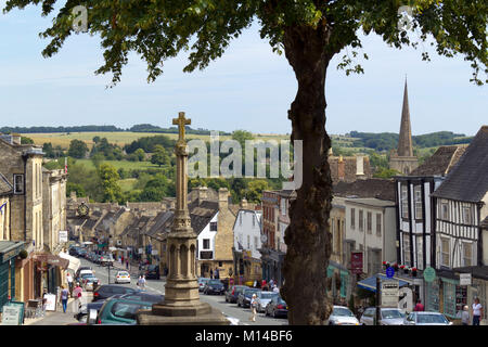 Burford, Oxfordshire, UK - 5 juillet 2011 : une variété de styles architecturaux de la rue principale de ligne occupée avec les visiteurs, Burford, Oxfordshire, UK. B-1541 a été classé parmi "Europe's plus idylliques Places to Live'. Banque D'Images