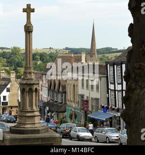 Burford, Oxfordshire, UK - 5 juillet 2011 : une variété de styles architecturaux de la rue principale de ligne occupée avec les visiteurs, Burford, Oxfordshire, UK. B-1541 a été classé parmi "Europe's plus idylliques Places to Live'. Banque D'Images