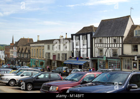 Burford, Oxfordshire, UK - 5 juillet 2011 : une variété de styles architecturaux de la rue principale de ligne occupée avec les visiteurs, Burford, Oxfordshire, UK. B-1541 a été classé parmi "Europe's plus idylliques Places to Live'. Banque D'Images