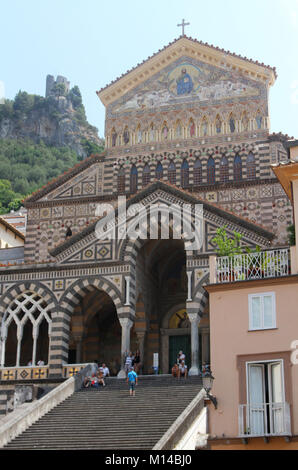 L'entrée avant de la cathédrale d'Amalfi, la Piazza del Duomo, Milan, Italie. Banque D'Images