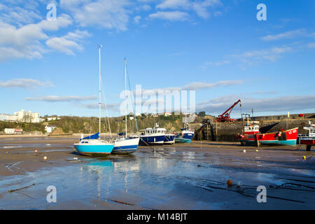 Tenby, Royaume-Uni - 7th novembre 2011 : les bateaux de pêche sont laissés sur le sable dans le port à marée basse. Tenby propose une gamme de pêche en mer et des excursions en bateau pour les visiteurs. Banque D'Images