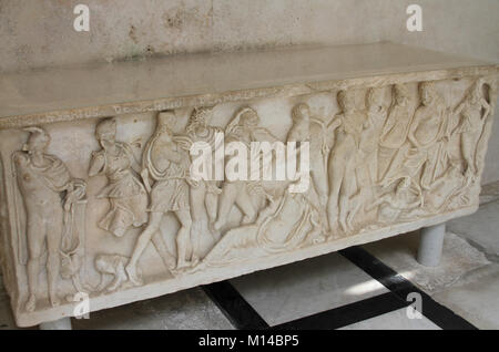 Sarcophage dans le cloître de la Cathédrale, Alami 'Le Mariage de Pélée et Thetus', Alami l'Italie. Banque D'Images