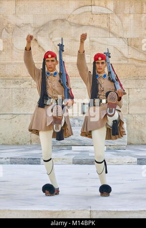 De l'évolution de la cérémonie d'Evzones Guard (garde présidentielle), Athènes, Grèce Banque D'Images