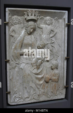 En soulagement de la Vierge et l'enfant, dans le Cloître du Paradis, la cathédrale d'Amalfi, Ravello, Italie. 15e siècle. Banque D'Images