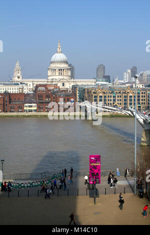 Londres, Royaume-Uni - 23rd mars 2012 : le soleil de printemps encourage les visiteurs et les Londoniens à traverser la Tamise à pied en passant par le seul Millenium Bridge. Le Millennium Bridge est un pont suspendu traversant la Tamise à Londres, il relie Bankside à la ville. Banque D'Images