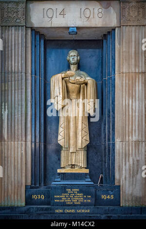 Le mémorial de guerre en bronze sur le côté de l'hôtel de ville de Clydebank en Ecosse, Banque D'Images