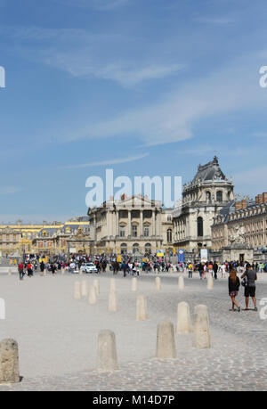 Les touristes dans les indices/cour d'entrée du château de Versailles, Ile-de-France, France. Banque D'Images