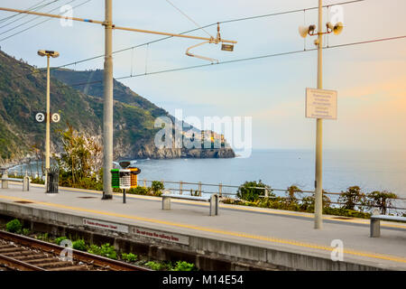 La gare de Monterosso al Mare, Cinque Terre Italie avec la mer et Corniglia en vue Banque D'Images