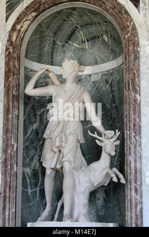 Diane chasseresse antique statue dans la galerie des glaces, Versailles, Ile-De-France, France. Banque D'Images