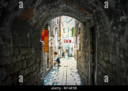 Les Croates de Split Croatie profitez d'une pause de l'après-midi près d'un tunnel dans la vieille ville de Split Banque D'Images