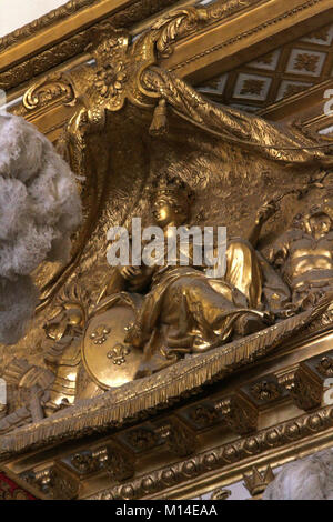 Sculpture d'or au-dessus du lit du Roi à côté de plumes d'autruche dans le coin de plafond, Versailles, Ile-De-France, France. Banque D'Images
